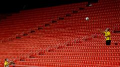 Dos trabajadores recogen un bal�n en el estadio S�nchez Pizjuan