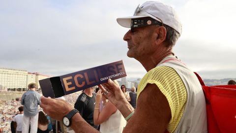 Eclipse total desde el paseo mar�timo de A Coru�a y las playas de Riazor y el Orz�n