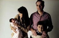 Natalia Santos y Pablo L�pez posan con sus hijos, Candela y Pablo.