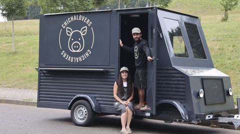 Darío y Graciela en su Chichamóvil, el hermano motorizado de Chichalovers, especializados en bocatas de chicharrones y chorizos combinados con todo tipo de sabores. Con un espíritu festivo y desenfadado, la pareja cuenta que guardó agua de San Xoán para bautizar el vehículo, donde también tendrán un San Andrés (como en la tienda).