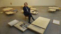 La artista portuguesa Fernanda Fragateiro, posando en la exposici�n de Didac