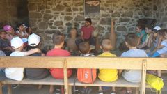 Ni�os participantes en un campamento de verano de Sober visitan el taller del alfarero El�as Gonz�lez en Gundiv�s, en una foto de archivo