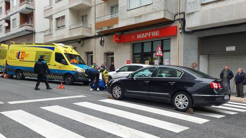 Paso de peatones de Celanova en el que ocurri� el atropello, con el veh�culo implicado inmovilizado.