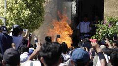 La multitud grabando con sus tel�fonos c�mo se queman vivos los dos hombres inocentes