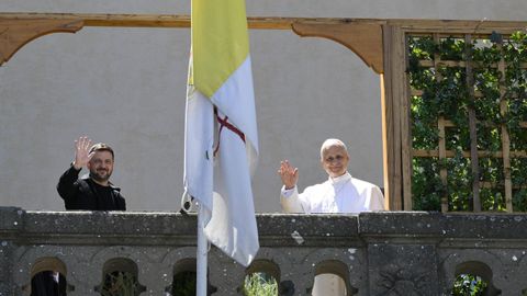 El presidente ucraniano, Volodímir Zelenski, y el papa León XIV saludan desde el castillo Gandolfo