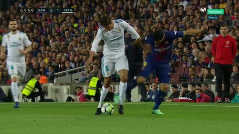Falta de Luis Su�rez a Varane que precede al 2-1 que marca Messi