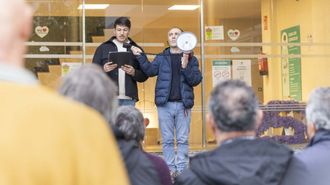 Un momento del manifiesto le�do en Carballo, en la Praza do Concello 