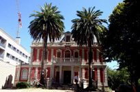 <span lang= es-es >El pazo de Poio</span>. La reuni�n clave para la fusi�n de los concellos se celebr� en el pazo de Poio, propiedad de Gonz�lez Besada; a la izquierda, el edificio como era hace cien a�os; a la derecha, en la actualidad, restaurado y recuperado para el patrimonio municipal.