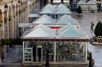 Dos transe�ntes pasan ante las terrazas met�licas de la plaza de Mar�a Pita.