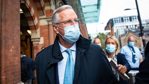 Barnier a su llegada a la estaci�n del tren Eurostaren Londres para mantener conversaciones informales sobre el acuerdo postbrexit
