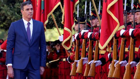Sánchez pasa revista a la guardia de honor durante su visita a Tirana, la capital de Albania