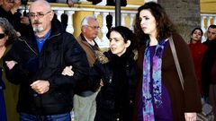 Gema Mar�a Cuerda , en el centro de la imagen, la madre del beb� en el entierro
