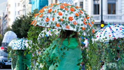 Oviedo se llena de color, alegr�a y tradici�n para celebrar el Carnaval
