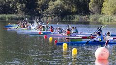 Un total de 270 deportistas tomaron la salida en las aguas del lago de As Encrobas.