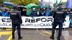 Imagen de agentes de la Guardia Civil y de la Polica Nacional en una protesta en Madrid contra la reforma de la conocida como ley mordaza