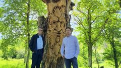 El alcalde Luis Fern�ndez Guiti�n (izquierda) y el empresario Rub�n V�zquez junto a una de las esculturas del futuro complejo tur�stico