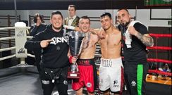 Gladiator y�Pello Guti�rrez, junto a sus entrenadores, tras el combate.