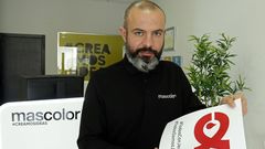 Caama�o muestra el logotipo que dise�� tras el incendio de Jealsa