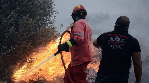 Los bomberos intentan extinguir las llamas en la regin de Kinetta