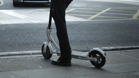 Imagen de archivo de un patinete elctrico circulando por Santiago.