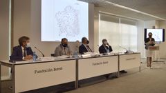 Rosario �lvarez, � dereita, durante a explicaci�n do contido dos mapas recollidos no atlas.