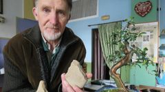 Jos� Antonio Pe�a, en una imagen del 2016, con piezas del Paleol�tico encontradas por �l en la comarca de Lemos