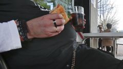 Una persona con sobrepeso en un bar de Pontevedra