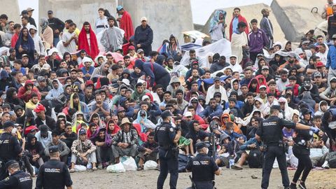 Inmigrantes en los alrededores de la playa de El Trampol�n, en Ceuta.