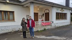 La concejala Lupe Rego y el alcalde de Trabada ante el teleclub de Sante