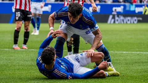 Colombatto levanta a Ilyas Chaira�durante el Real Oviedo-Athletic
