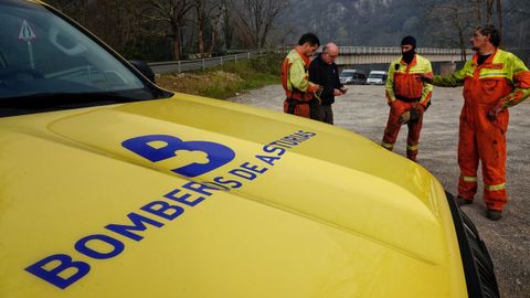 Bomberos de Asturias trabajan para extinguir las llamas en un incendio forestal