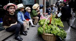<span lang= gl >Os Pequerrechos tam�n se suman</span>. Os nenos da escola infantil Os Pequerrechos, de Carballo, celebraron onte as Letras Galegas sum�ndose � feira co seu propio mercado tradicional.
