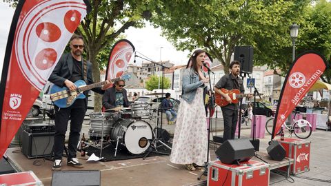 El grupo Xoubas actuando en el Ágora Vermú 2025