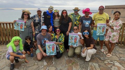Organizadores e colaboradores da Festa Charramandeira, co mar caion�s ao fondo