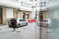 Una mujer camina por una de las calles adoquinadas del casco hist�rico de Fisterra. 