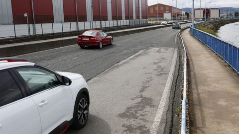 Baches, asfalto levantado, socavones y gravilla dan forma al acceso al puente de As Pías desde Fene, un punto especialmente peligroso para motoristas.