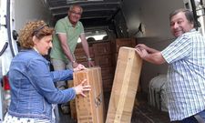 El material donado se remiti� en numerosas cajas hasta Barcelona a trav�s de Viadeza.