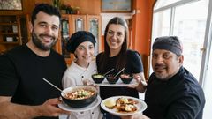 Pablo, Marina, Noa y Milton, con algunos de los platos de El Ching�n