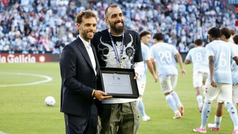 Borja Iglesias recibe una placa conmemorativa por parte del Celta como campe�n del mundo de manos del consejero Sergio �lvarez.