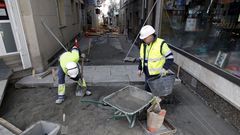 Las primeras piezas de granito del piso comenzaron a recolocarse el pasado jueves