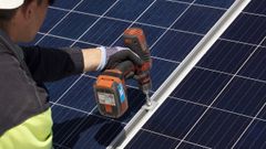 Un t�cnico fija los soportes de una instalaci�n fotovoltaica de autoconsumo de EDP