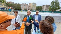 Tom�, con la futura fuente al fondo, en su visita de ayer a la zona en obras