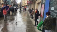 Mucha gente espera para acceder a un supermercado de Canido