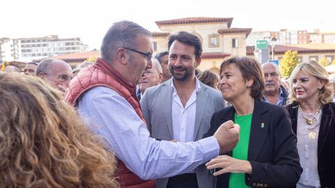 El presidente del PP de Asturias, �lvaro Queipo (c), junto a la alcaldesa de Gij�n, Carmen Moriy�n (2d) durante la manifestaci�n en contra del peaje del Huerna, a 17 de octubre de 2025, en Oviedo, Principado de Asturias (Espa�a). Este viernes est� prevista la primera de las movilizaciones a las 17.30 horas, con salida desde la Estaci�n del Norte en Oviedo, en la calle Ur�a, hasta la Plaza de la Escandalera. La convoca la Alianza por las Infraestructuras, en la que se integra el Gobierno de Asturias, el resto de partidos pol�ticos asturianos y agentes sociales