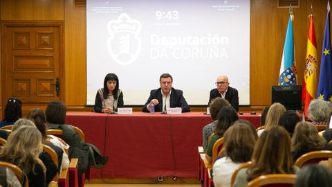 En el centro, el presidente de la Deputaci�n, Valent�n Gonz�lez Formoso.