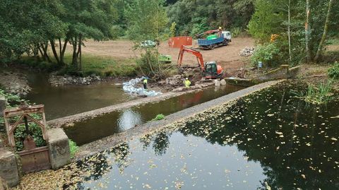 La escala está siendo construida en la presa de captación, en el tramo del Asma que pasa por O Sangoñedo