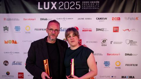 Marcos Rodríguez y Cristina Becerra, con sus galardones Lux