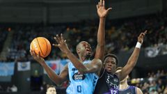 Bakary Dibba, que reapareci� en el Breo a lo grandes (15 puntos y 22 de valoraci�n), trata a anotar ante la fuerte defensa de Bagayoko.