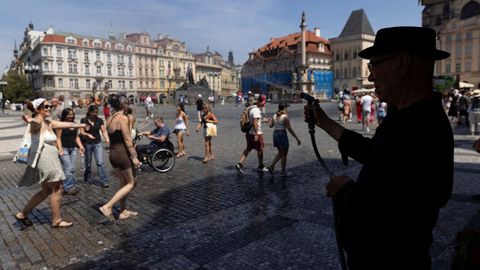 Un hombre refresca a los viandantes en las calles de Praga.