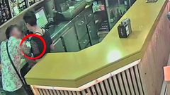 Cazado cuando le robaba el m�vil a la camarera